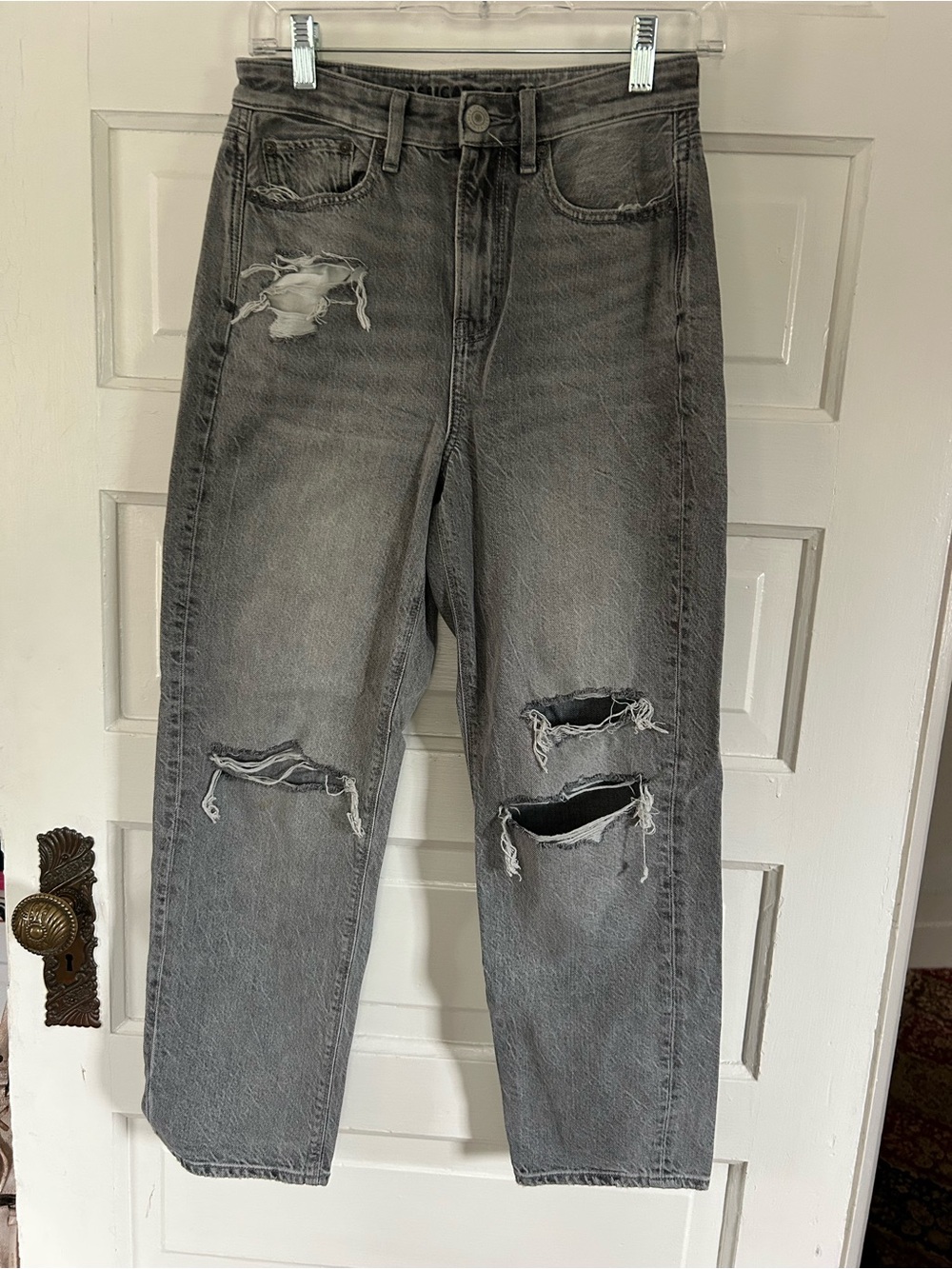 American Eagle Outfitters Women’s Gray Distressed Relaxed Boyfriend Jeans. Size2